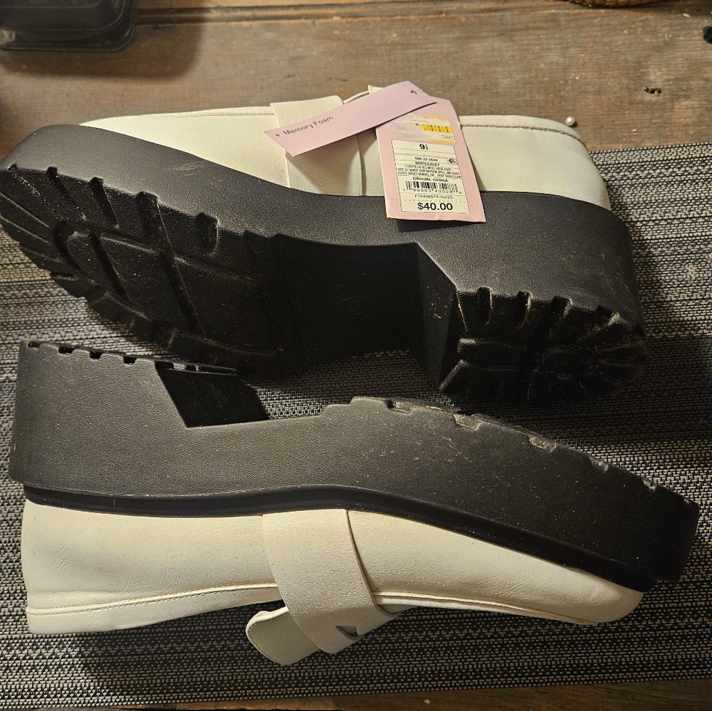 NWT.LUG SOLE PENNY LOAFERS.WHITE.WILD FABLE.VERY CUTE & COMFY.